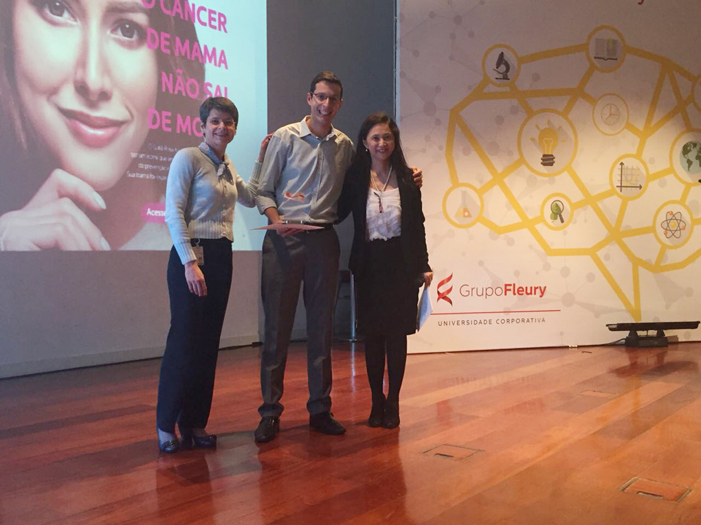 Ana Claudia, gerente de P&D, Paulo Caleb, Vencedor da Menção Honrosa, e Dra. Jeane, diretora